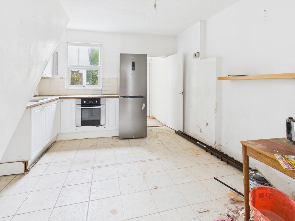 Lot: 150 - TWO FLATS FOR UPDATING WITH PARKING AND GARDEN - Ground floor flat kitchen
